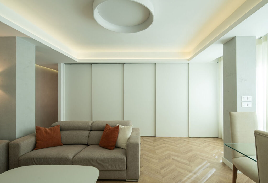 Salón con pared modular cerrada